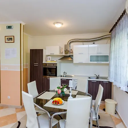 Nicol - Two-bedroom With Terrace And Sea View